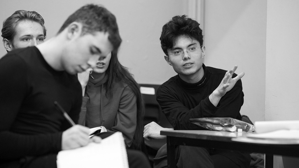 Acting for Camera vs Stage Acting: The Differences That Trip People Up and How to Train for Both Acting for Camera vs Stage Acting: The Differences That Trip People Up and How to Train for Both